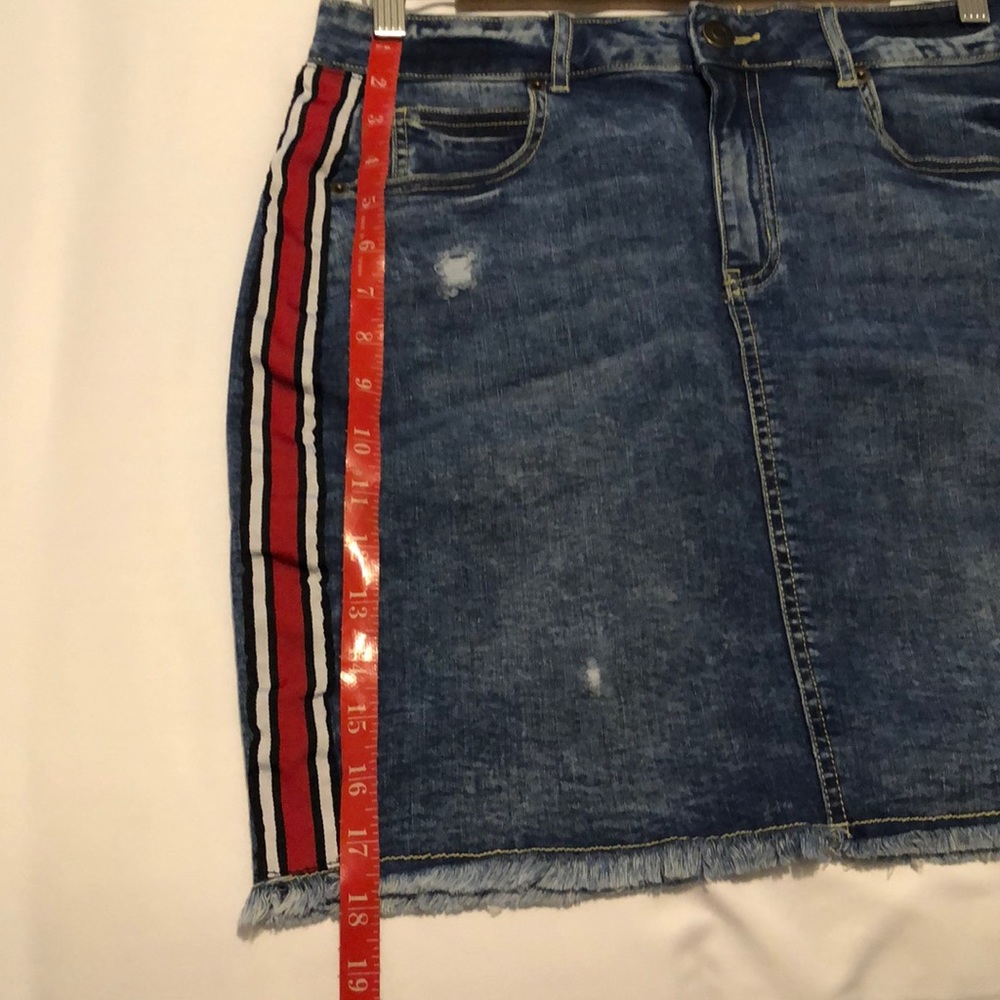 STRETCHY DISTRESSED DENIM SKIRT (12) - Picture 6 of 11